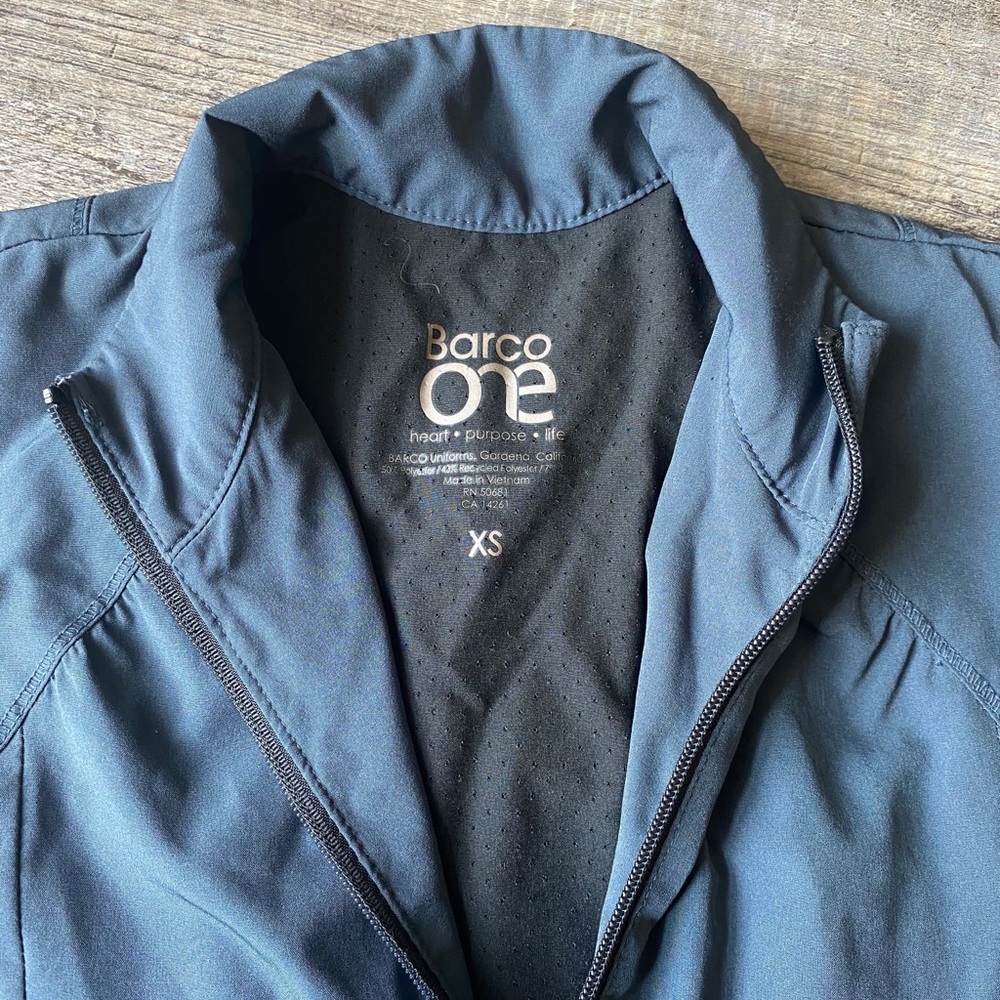 BarcoOne scrub jacket